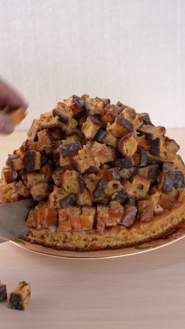 Montar a mano los trozos de mesa de galleta y se une a la torta colapsada . — Vídeos de Stock