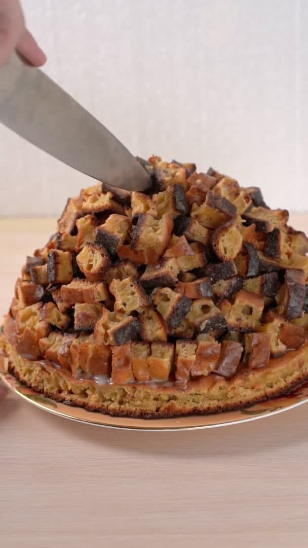 Zelfgemaakte taart, plakjes cake gesneden met een mes. verticaal schot, close-up — Stockvideo