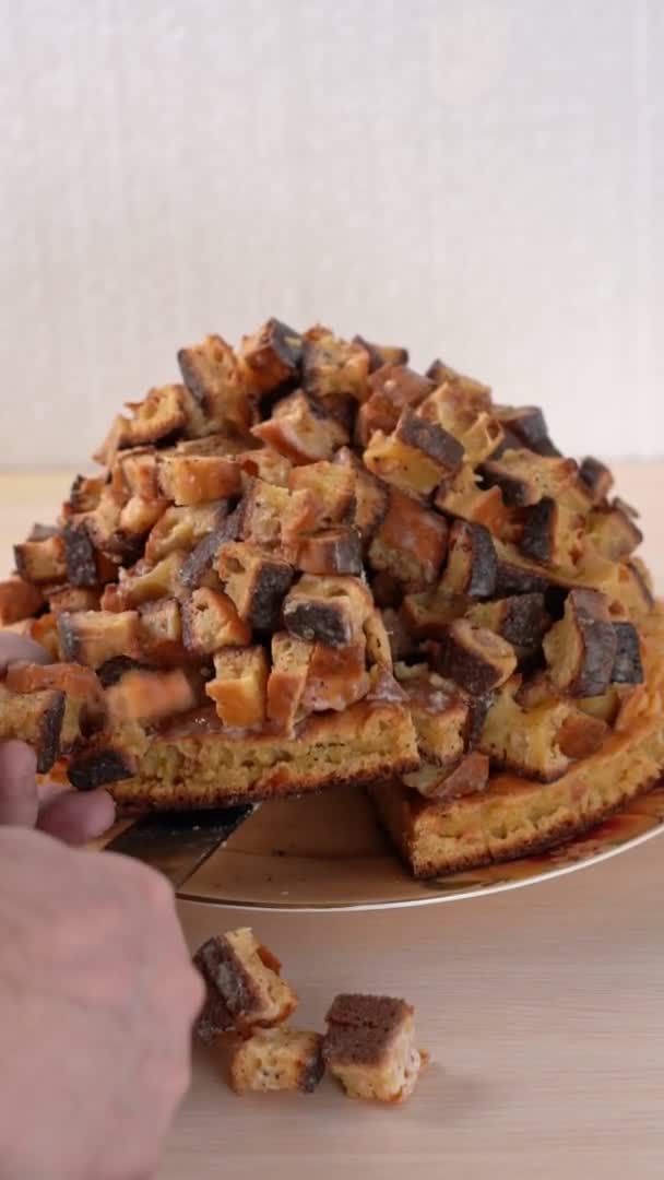 Vegyél egy szelet tortát, darabokra morzsolódik. Függőleges lövés, közelkép — Stock videók