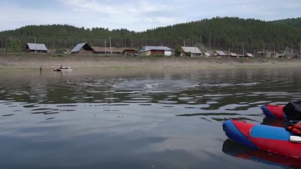 Atleta entrena para nadar en el río mariposa golpe . — Vídeos de Stock