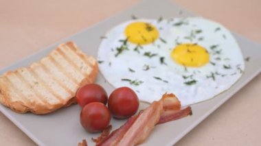 Tepside kahvaltı, pastırma ve yumurta, domates ve tost. Yavaş geri alma