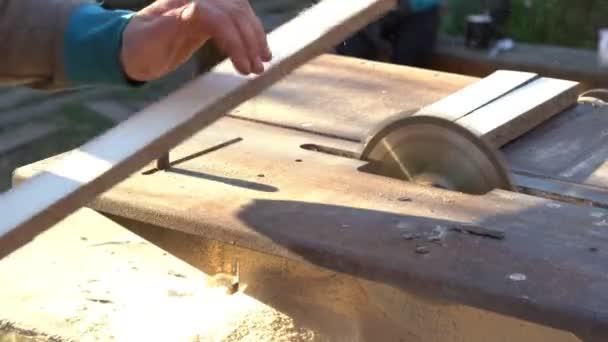 Sawing boards circular saw. The work of The joiner in the open air. Closeup — Stock Video