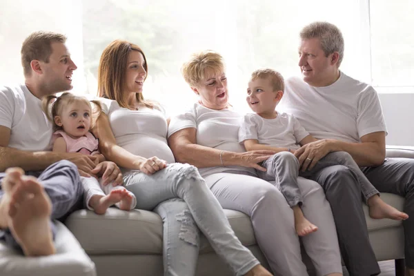 Famille, bonheur, génération et concept de personnes sur le canapé — Photo