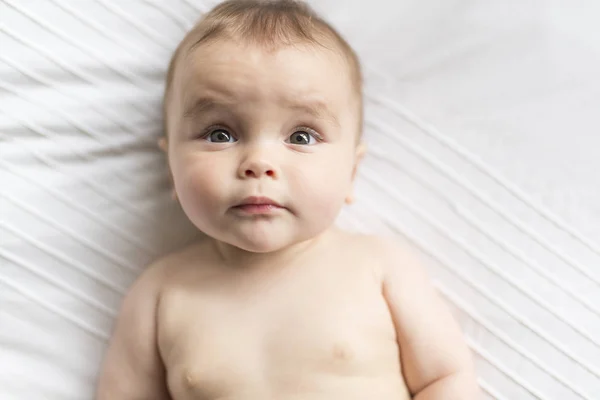 아기 기저귀를 차고 누워서 놀고 있는 7 개월된 아기가 행복 합니다 — 스톡 사진