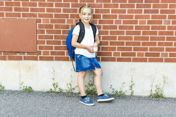 Eight years old school girl close to the schoolyards — Stock Photo, Image