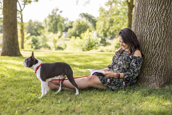 Kobieta z terrier pies poza w parku — Zdjęcie stockowe