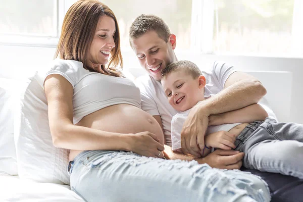 Pai, filho e mãe grávida em casa. Belo retrato de família amorosa — Fotografia de Stock