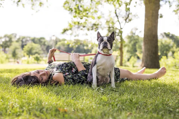 Mujer con terrier perro fuera en el parque —  Fotos de Stock