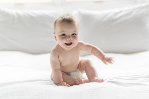 Mignon heureux 7 mois bébé fille dans couche mensonge et jouer — Photo