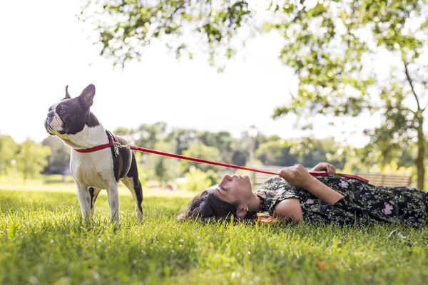 Mujer con terrier perro fuera en el parque —  Fotos de Stock