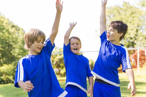 Tres, muchacho joven con pelota de fútbol en un uniforme deportivo — Foto de Stock