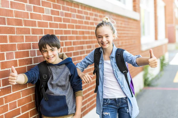 Portrait de l'école 10 ans garçon et fille s'amuser à l'extérieur — Photo