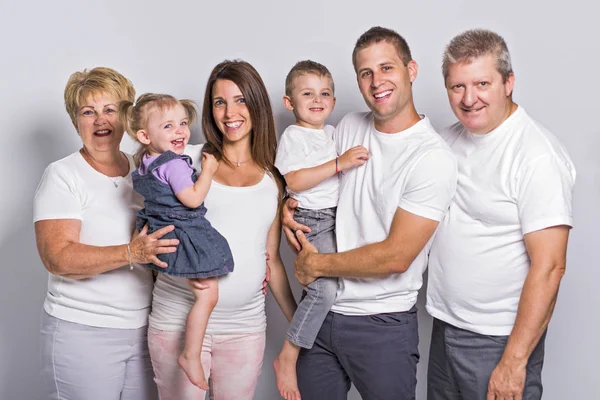 Familj, lycka, generation och människor-konceptet — Stockfoto