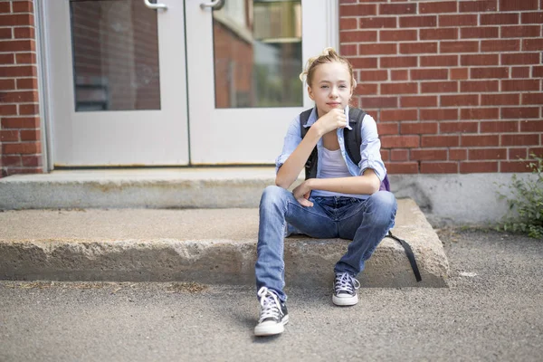 Schön pre-teen junge draußen bei schule having gut zeit — Stockfoto