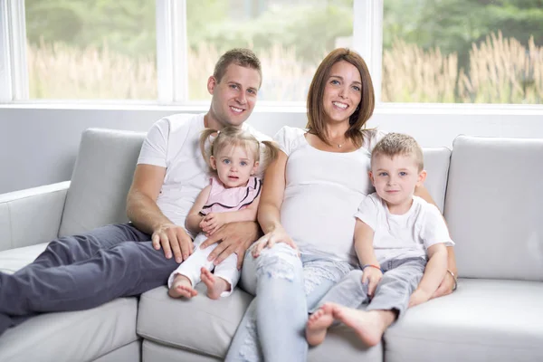 Bellissimo ritratto di famiglia seduto nel soggiorno di casa — Foto Stock