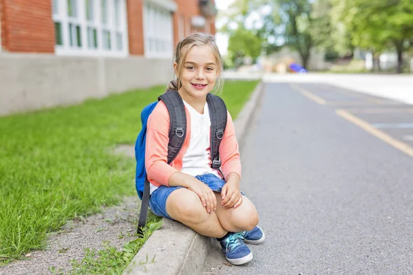 Écolière de huit ans près des cours d'école — Photo