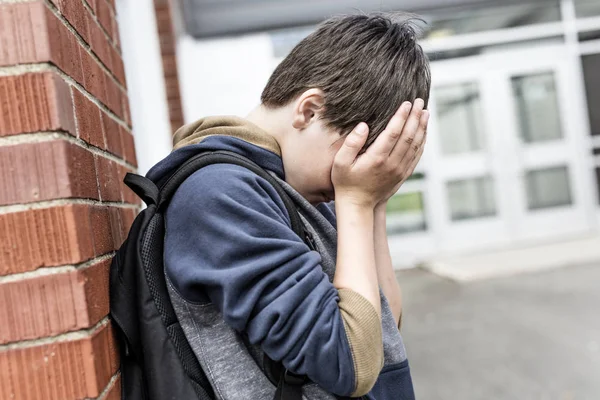 Niezadowolony Pre teen chłopiec w szkole — Zdjęcie stockowe