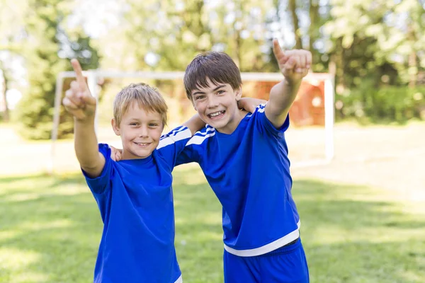 Zwei kleine Jungen mit Fußballball auf einer Sportuniform — Stockfoto