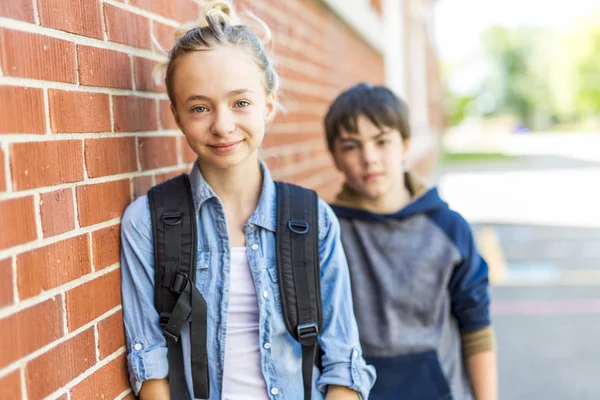 Porträt der Schule 10 Jahre Jungen und Mädchen, die Spaß draußen haben — Stockfoto