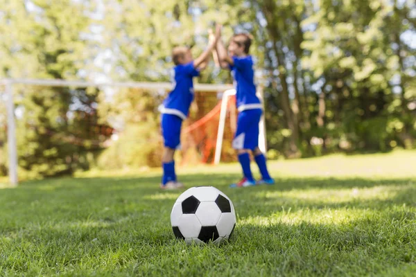 スポーツのユニフォームにはサッカー ボールと 2 つの若い男の子 — ストック写真