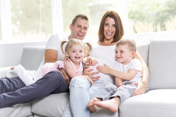 Prachtige familie portret vergadering in de woonkamer thuis — Stockfoto