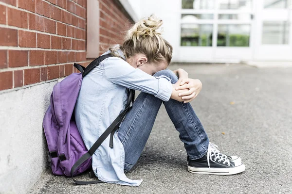 Infeliz preadolescente chica en la escuela — Foto de Stock