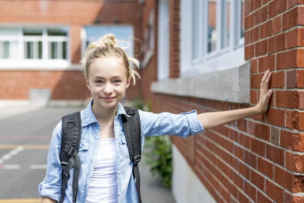Nice Pre-teen girl outside at school having good time — Stock Photo, Image