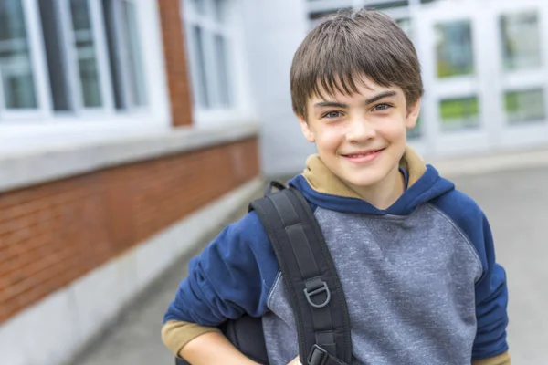 Bom menino pré-adolescente fora na escola se divertindo — Fotografia de Stock