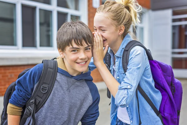 Porträt der Schule 10 Jahre Jungen und Mädchen, die Spaß draußen haben — Stockfoto