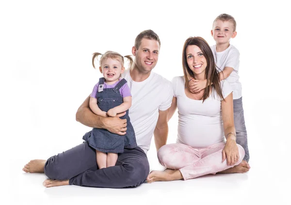 Gelukkig gezin met twee kinderen op studio witte achtergrond — Stockfoto