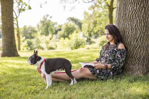 Mujer con terrier perro fuera en el parque — Foto de Stock