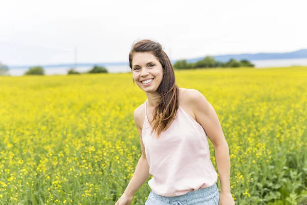 Sarı çayır mutlu genç kadın — Stok fotoğraf