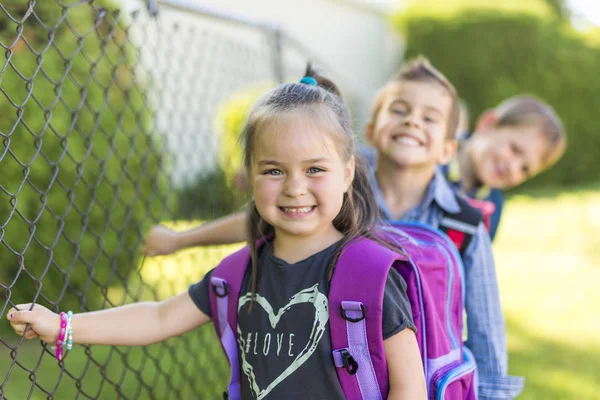 Bambini in età prescolare nel parco giochi della scuola — Foto Stock