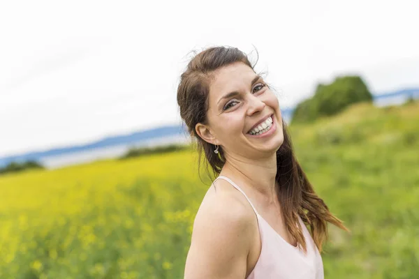 Felice giovane donna su prato giallo — Foto Stock