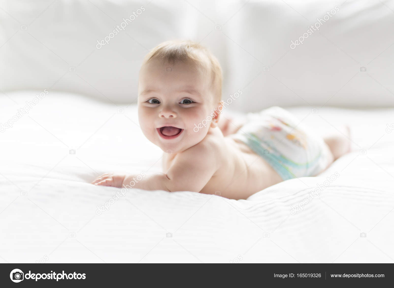 Mignon Heureux 7 Mois Bebe Fille Dans Couche Mensonge Et Jouer Image Libre De Droit Par Lopolo C Mignon Heureux 7 Mois Bebe Fille Dans Couche Mensonge Et Jouer Image Libre De Droit Par Lopolo C