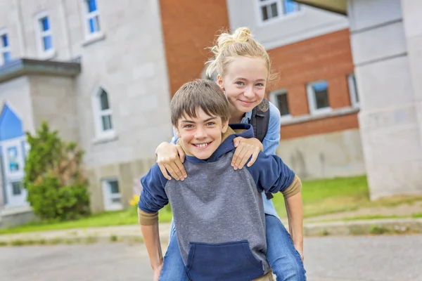 Portrait de l'école 10 ans garçon et fille s'amuser à l'extérieur — Photo