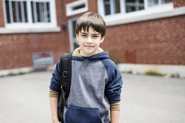 Niza Pre-adolescente chico fuera en la escuela tener buen tiempo —  Fotos de Stock