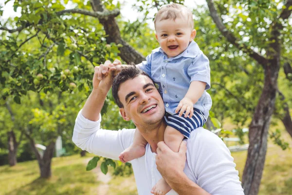 Beau père petit tout-petit fils sur la prairie . — Photo