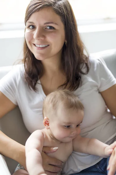 Mamma med barn på soffa — Stockfoto