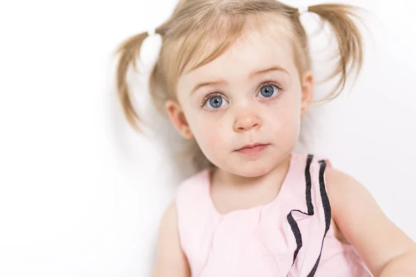 Portret van een twee-jarige meisje geïsoleerd op witte achtergrond — Stockfoto