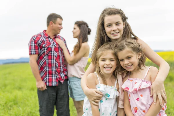 Familie buiten in een geel veld — Stockfoto