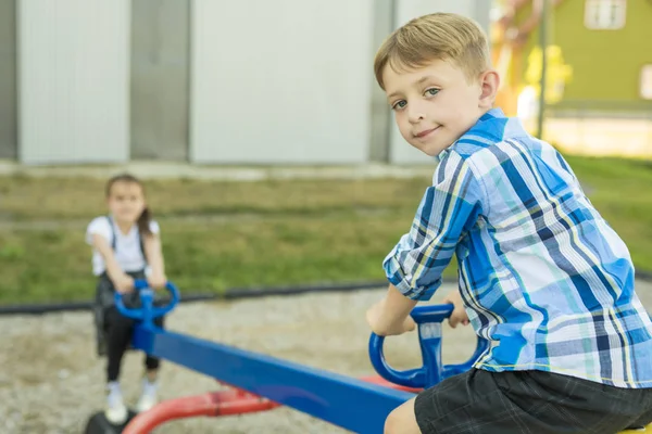 Alegre escuela edad niño jugar en el patio escuela — Foto de Stock