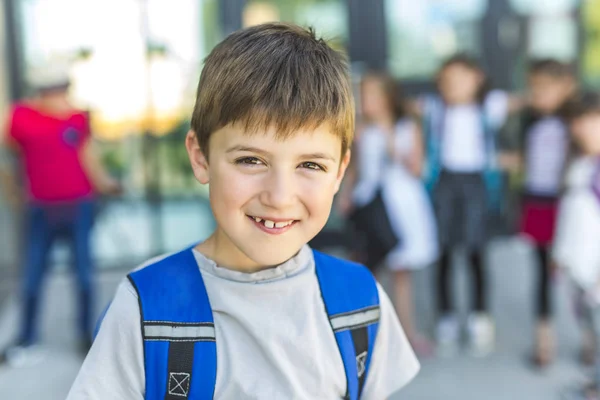 Retrato de los alumnos de la escuela fuera del aula llevando bolsas — Foto de Stock