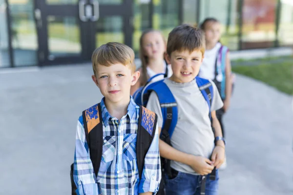 Retrato de alunos da escola fora da sala de aula sacos de transporte — Fotografia de Stock