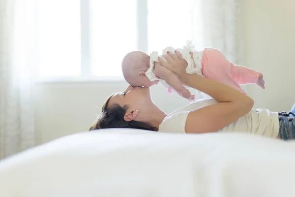 Portrait de mère avec son bébé de 3 mois dans la chambre — Photo