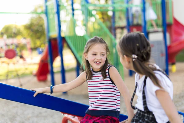 Joyeux jeu d'enfant d'âge scolaire sur l'école de terrain de jeu — Photo