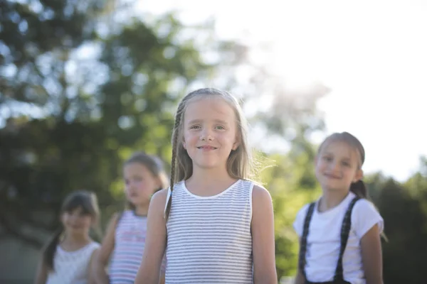 Allegro bambino in età scolare giocare sulla scuola parco giochi — Foto Stock