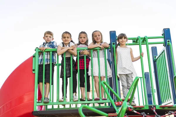 Joyeux jeu d'enfant d'âge scolaire sur l'école de terrain de jeu — Photo