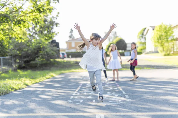 Joyeux jeu d'enfant d'âge scolaire sur l'école de terrain de jeu — Photo