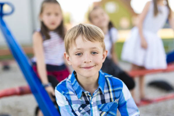 Veselá školní věk dítě hrát na hřišti školy — Stock fotografie